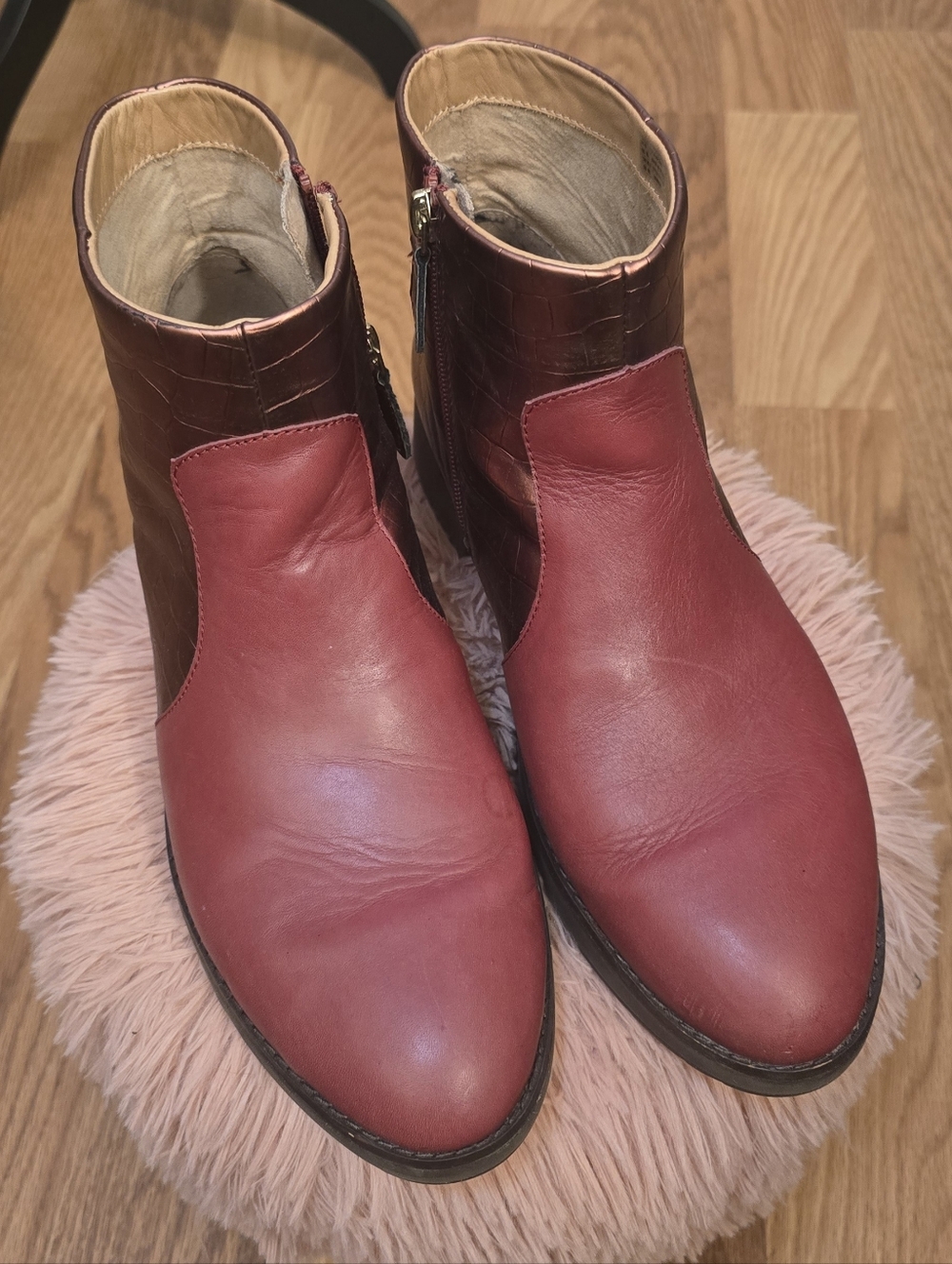 FitFlop Two-Tone Red and Metallic Croc Embossed Boots Sz US 10